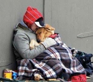 Η φωτογραφία του άστεγου με τον σκύλο που ΔΕΝ τραβήχτηκε στην Αθήνα